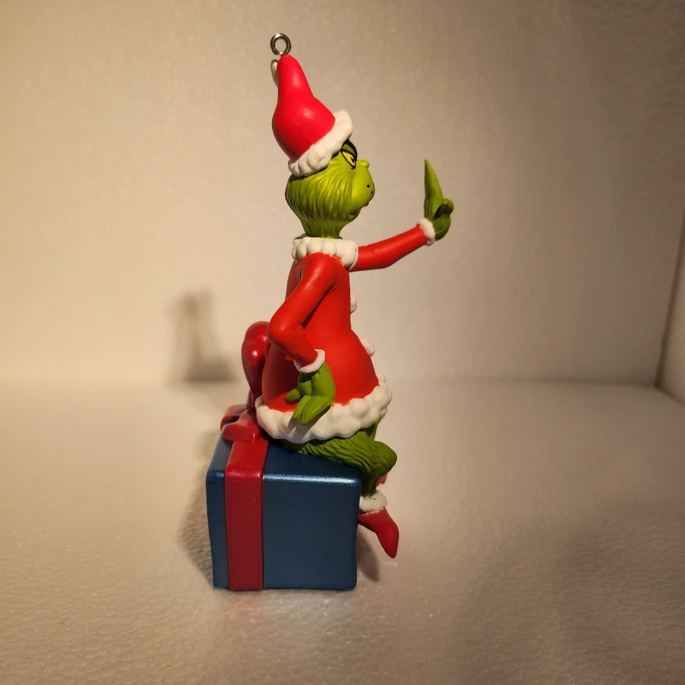 Hallmark Keepsake 2015 Grinch Peekbuster Magic motion-activated sound ornament - Picture 4 of 8